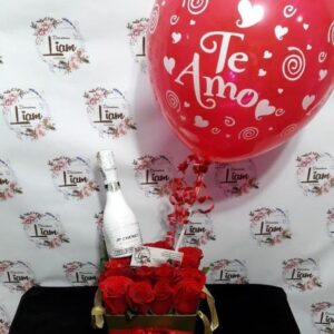 caja con rosas rojas bello