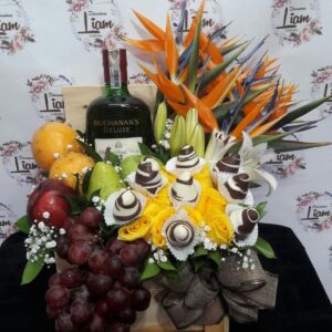 caja con frutas y flores bello