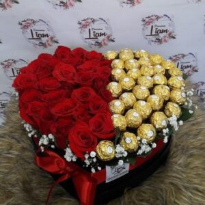 caja de rosas rojas en bello