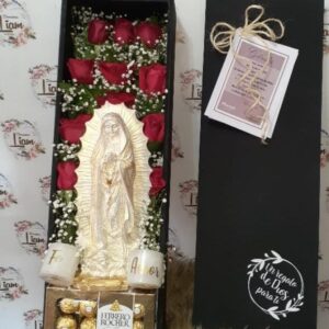 caja de rosas con virgen
