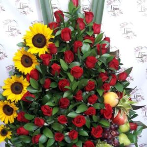 ramo frutas y rosas bello