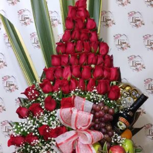 ramo con rosas rojas y frutas en bello